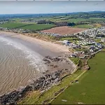 Дом отдыха Beachfront In