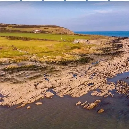Beachfront - 3 Bedrooms Holiday home *